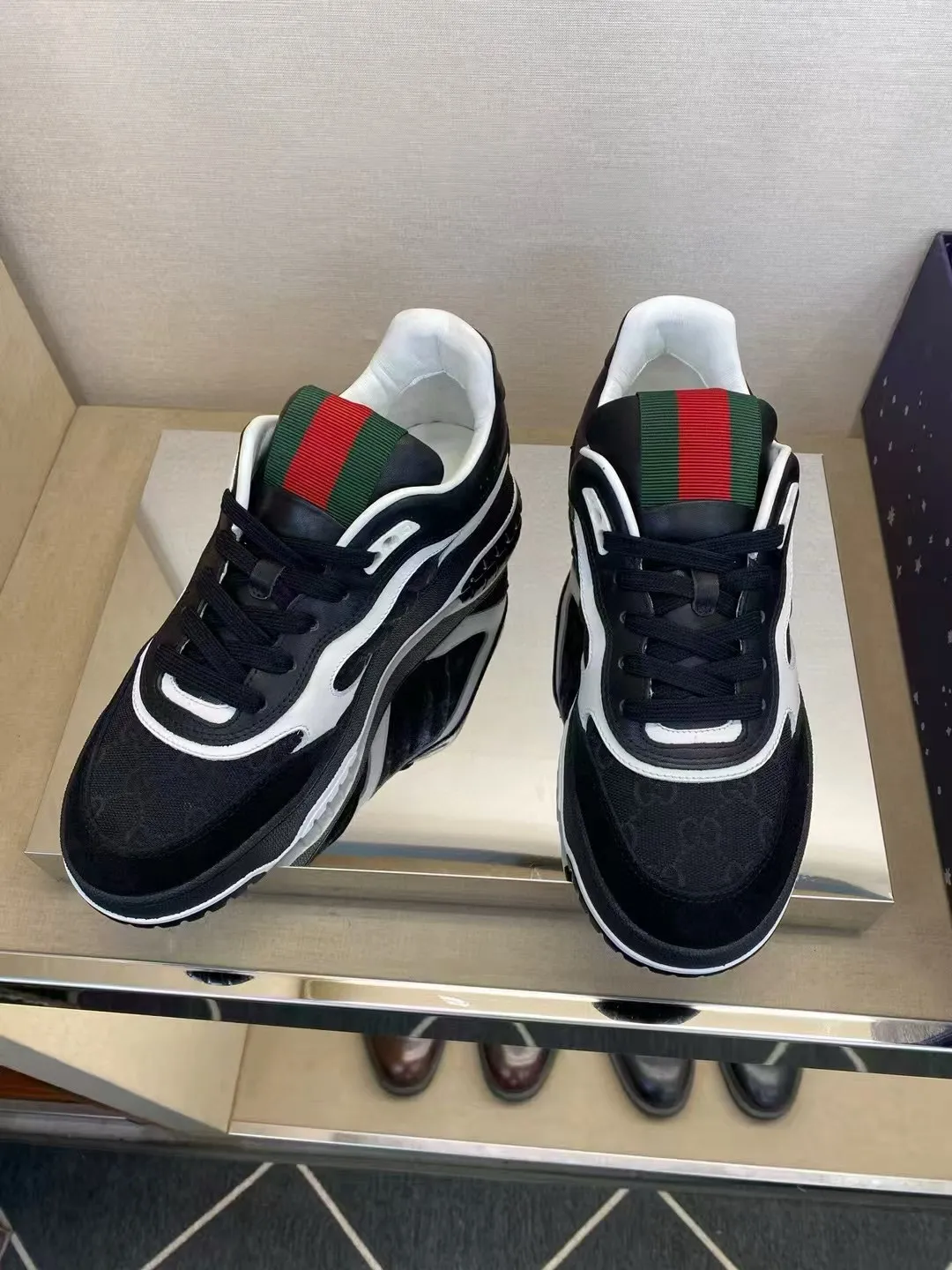 Factory price: 420💰Gucci new men's shoes GUCCI [Lightning] latest shoes are shipped. Original quality, fashionable, made of special materials, sheepskin lining, brand new packaging. The foot feels super comfortable and the workmanship is impeccable. Size: Men's 38-44, customized 45